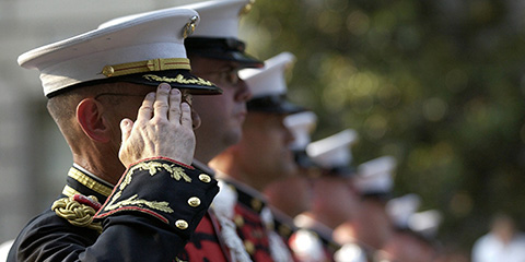 soldiers_saluting